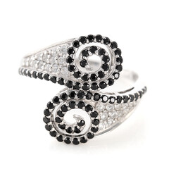 Bague en argent et Spinelle noir